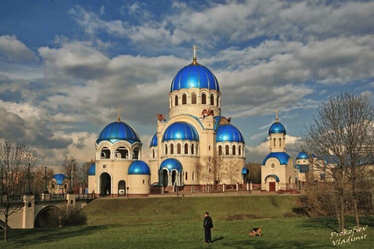 Храм Троицы Живоначальной (2001-2004) на Борисовских прудах посвящён 1000-летию крещения Руси