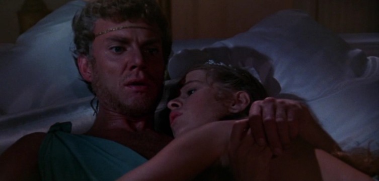 Малкольм МакДауэлл и Тереза Энн Савой, кадр из фильма 