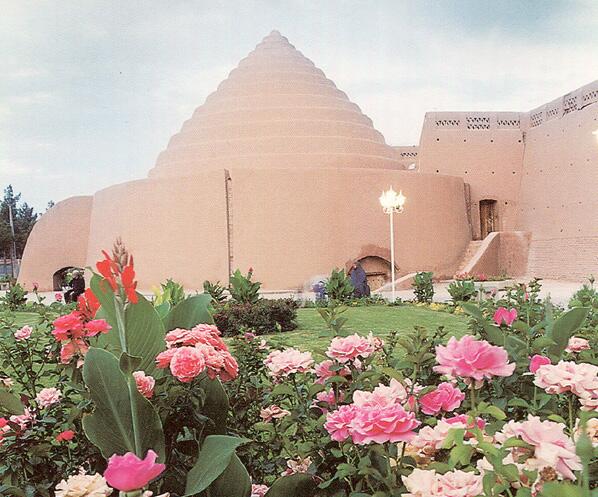 Древний ле́дник якчал, построенный в Кермане, Иран, в Средневековье, для хранения льда и продуктов в летнее время