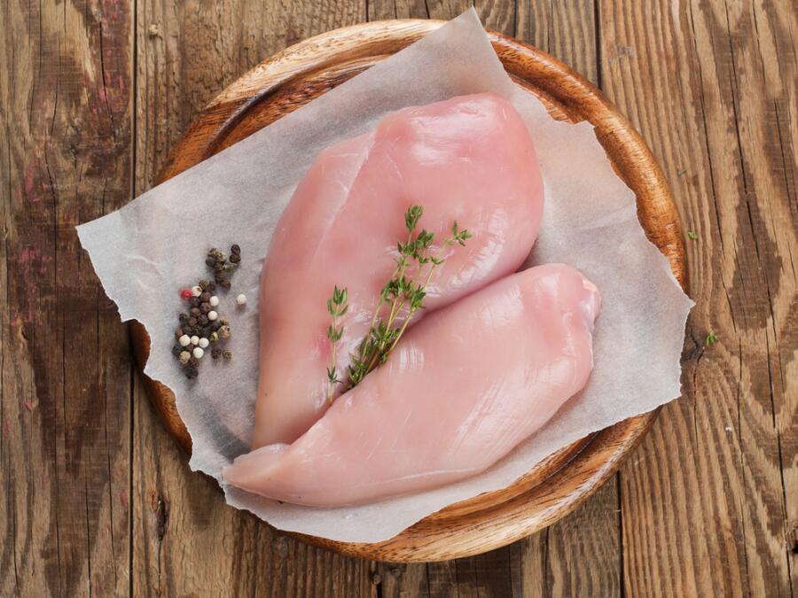 Как приготовить куриные грудки с изюмом и свежими сливами?