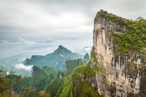 Чем примечательна гора Тяньмэн в Китае?