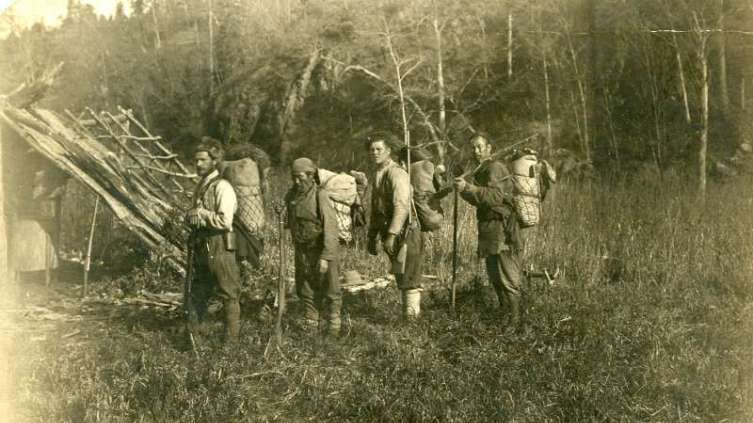 В. Арсеньев, Д. Узала, неопознанный солдат и Чжан-Бао (слева направо) в походе по бассейну реки Такема, 1907 г.