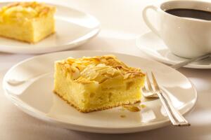 Шарлотка не только вкусна, но и полезна. В яблоках, помимо витаминов, содержится множество полезных веществ.