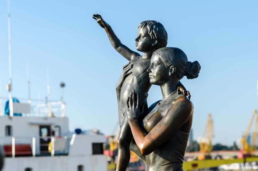 Памятник жене моряка в Одессе