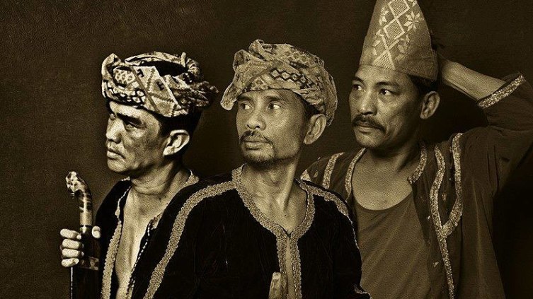 Деятели культуры народа баджо: Назека Канасидена, Эад Маса Река и Сулимбанг Джаути в национальных костюмах, Сабах, 2015 г.