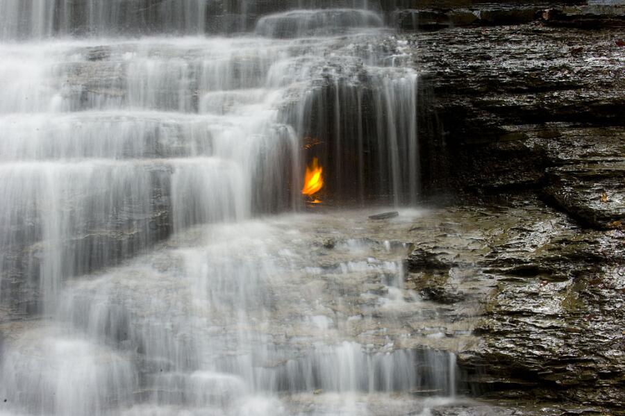 Eternal Flame Falls в Chestnut Ridge Park, округ Эри, штат Нью-Йорк