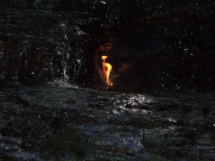 Eternal Flame Falls в Chestnut Ridge Park, округ Эри, штат Нью-Йорк