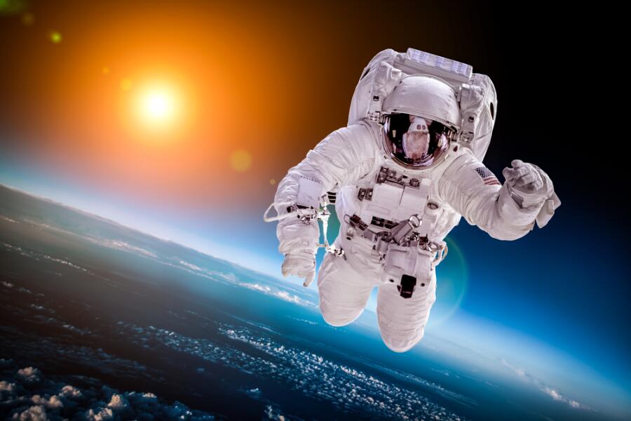 Может ли космонавт спуститься с орбиты в скафандре?