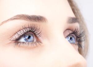 Как правильно ухаживать за кожей в области глаз и ресницами?