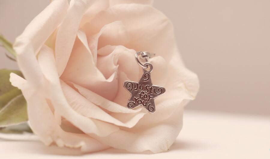 Какое украшение всегда в тренде? Кулон