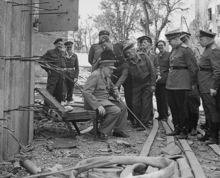 Черчилль сидит на сломанном стуле из фюрербункера в июле 1945 г.