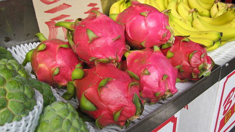 Плоды питахайи (питайи) на рынке в Тайвани
