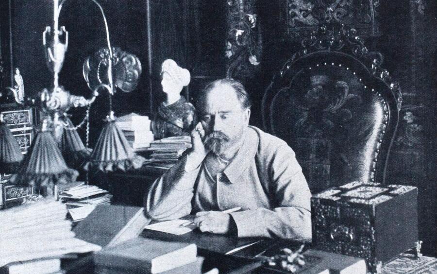 Французский писатель Эмиль Золя  в своем кабинете