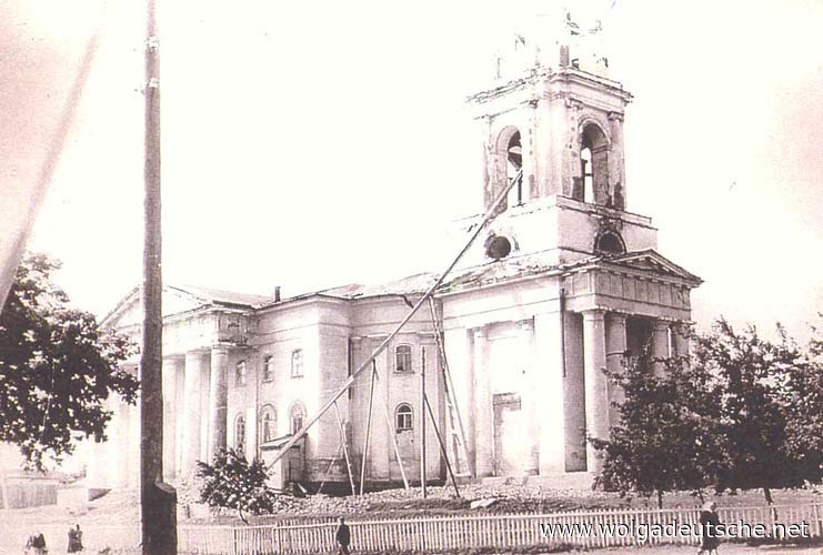 г. Маркс, бывшая лютеранская церковь, запечатлен момент разборки колокольни, фото 1956 г.
