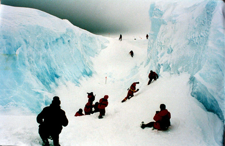 Расщелина в шельфовом леднике Росса в 2001 г.