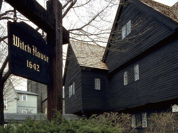 «Ведьмин дом» в Салеме построен не позднее 1642 г. Здесь жил судья Корвин, отправивший на эшафот 19 ведьм