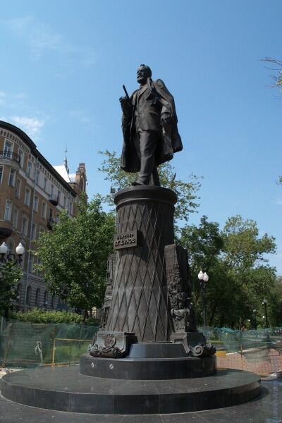 Памятник В. Шухову в Москве на Сретенском бульваре