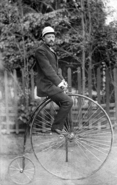 В. Г. Шухов на велосипеде «Паук»
