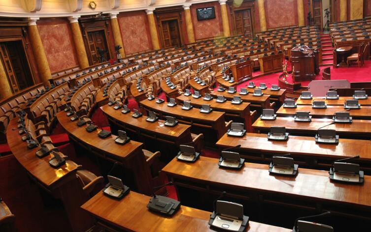 В демократическом же государстве они занимают чуть ли не все государственные посты В демократическом же государстве они занимают чуть ли не все государственные посты