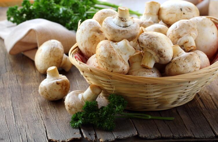 Как приготовить утку, фаршированную грибами? Коллекция простых рецептов