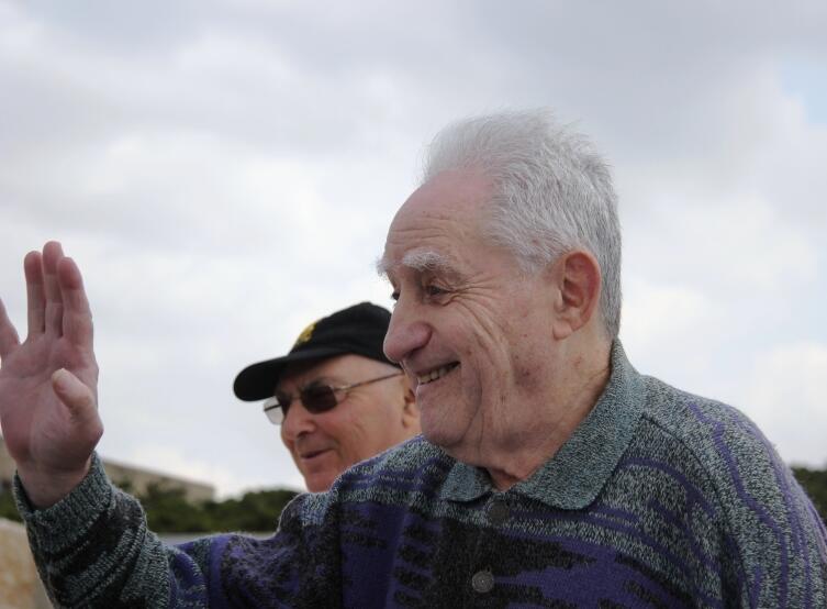 Ион Деген после возложения венка на мемориальной церемонии в День освобождения Латруна Ион Деген после возложения венка на мемориальной церемонии в День освобождения Латруна