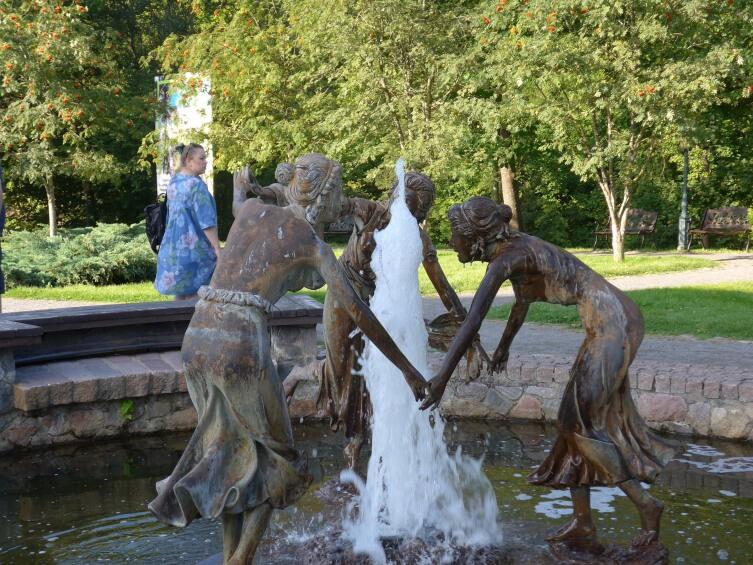 Фонтан с девушками
