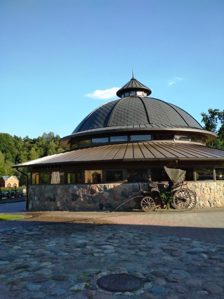 Круглый ресторан и карета