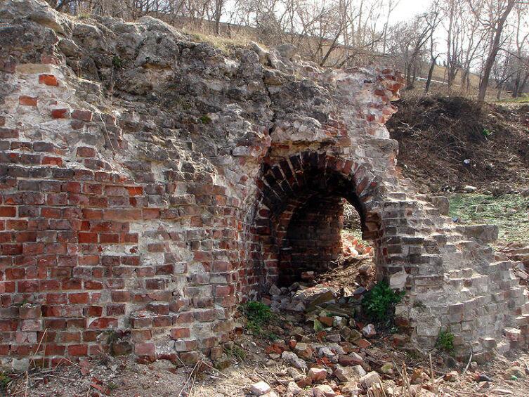 Руины Зачатьевской башни Руины Зачатьевской башни