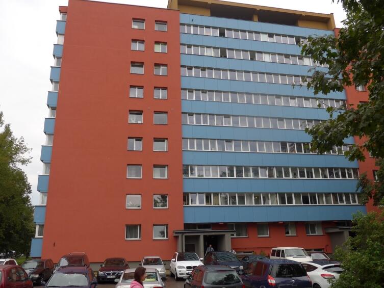 Дом, где мы жили, после реновации, лоджии все застеклили. Дом, где мы жили, после реновации, лоджии все застеклили.