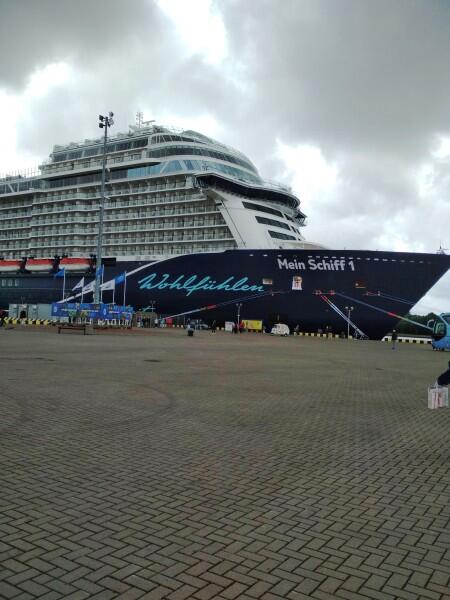 Круизный лайнер у терминала Круизный лайнер у терминала