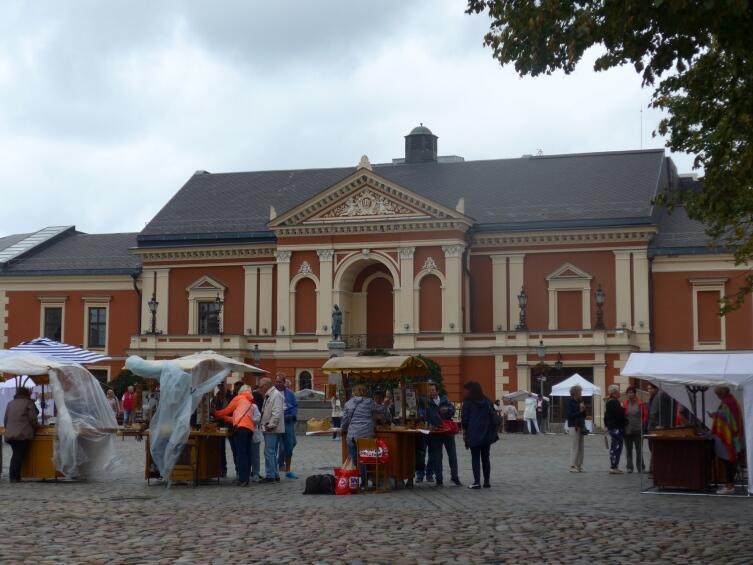 Площадь у драмтеатра, сувенирные ларечки Площадь у драмтеатра, сувенирные ларечки