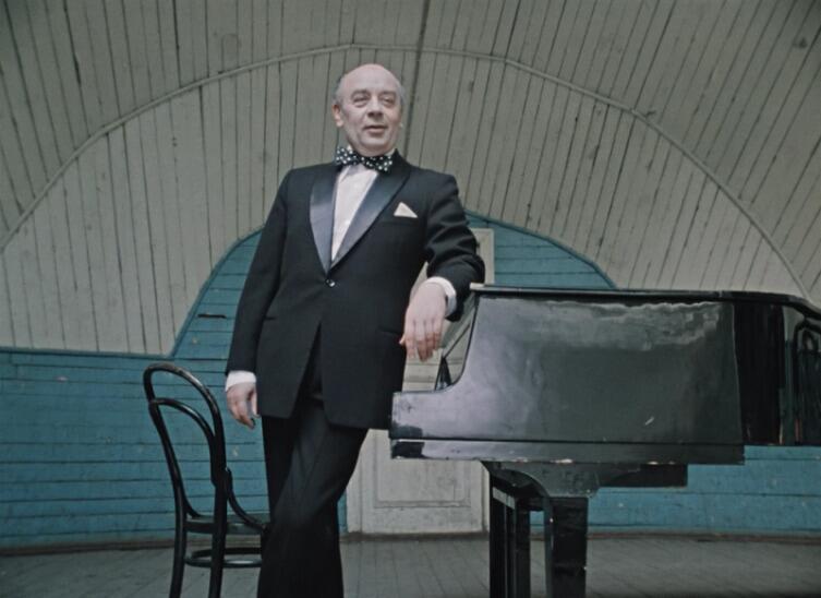 Леонид Броневой в роли куплетиста-эстрадника Аркадия Варламовича Велюрова