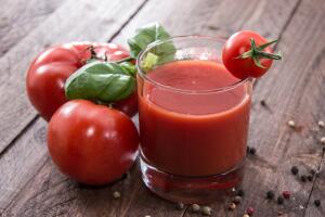 Чем полезен томатный сок?