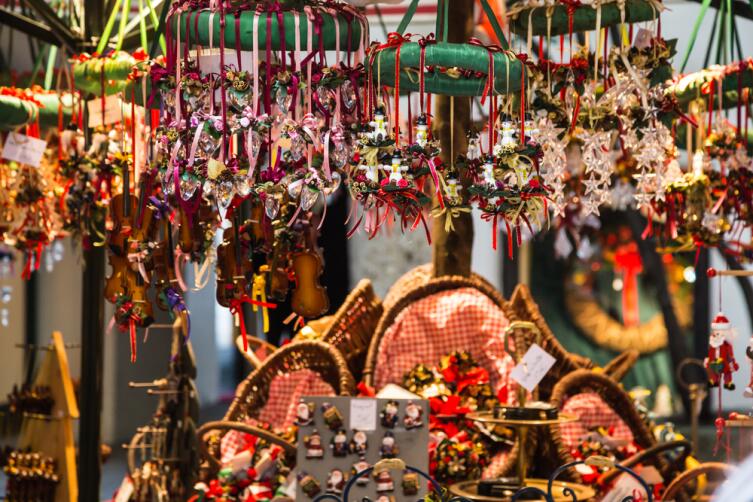 Купите сувенир, который можно купить только в этом месте, ширпотреб можно приобрести и дома