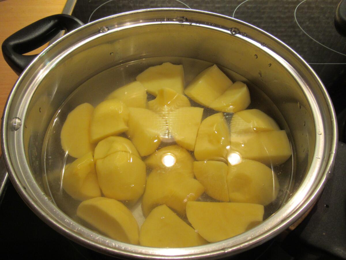 Картошку залило водой. Нарезать картошку для варки. Как резать картошку на суп. Как правильно порезать картошку для варки. Как лучше порезать картошку для варки красиво.