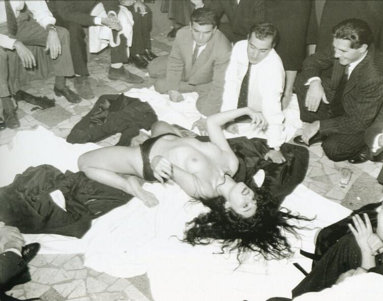 Одна из скандальных фотографий Одна из скандальных фотографий