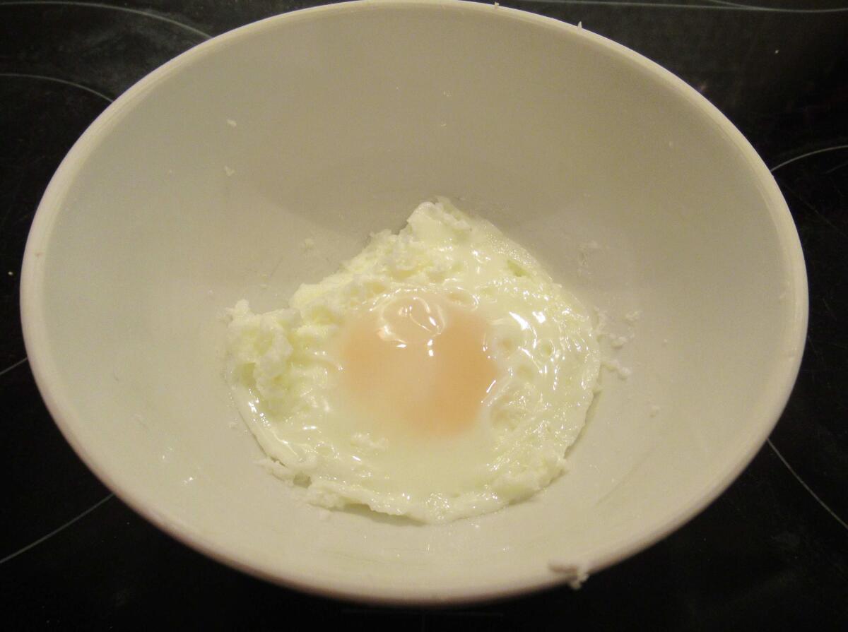 Яйцо пашот в микроволновке. Яйцо пашот в микроволновке как приготовить. Яйца пашот в чашке. Яйцо пашот в микроволновке в кружке с водой. Сварить яйцо в микроволновке в воде