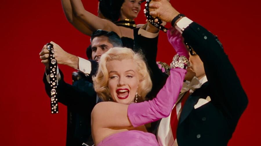Знаменитые кинонаряды. Как Мэрилин Монро шокировала публику розовым цветом и прозрачными платьями?