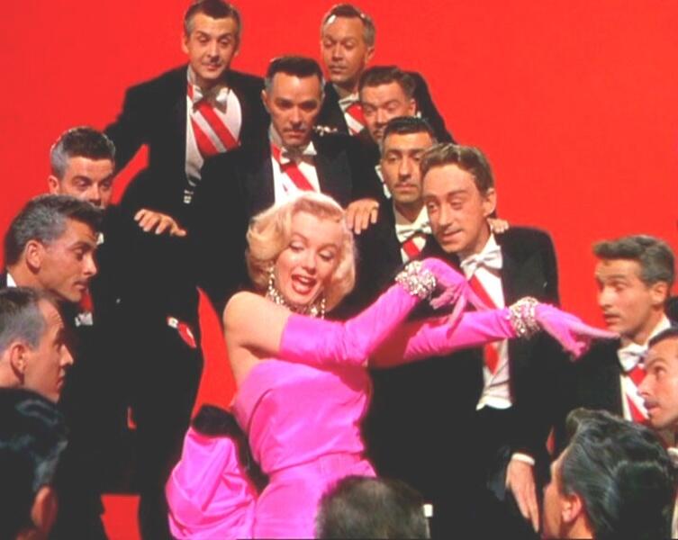 Знаменитые кинонаряды. Как Мэрилин Монро шокировала публику розовым цветом и прозрачными платьями?