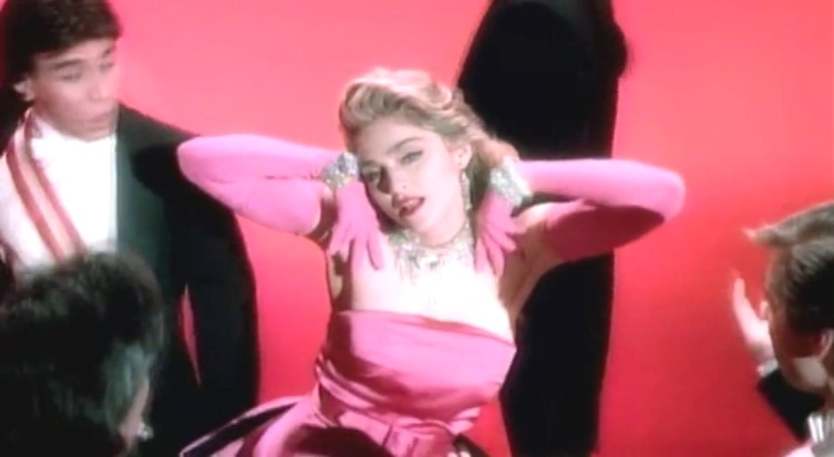 Знаменитые кинонаряды. Как Мэрилин Монро шокировала публику розовым цветом и прозрачными платьями?