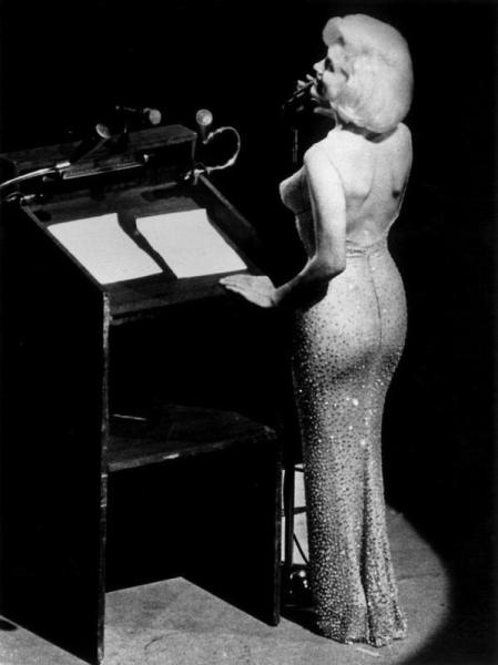 Знаменитые кинонаряды. Как Мэрилин Монро шокировала публику розовым цветом и прозрачными платьями?