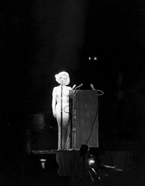 Знаменитые кинонаряды. Как Мэрилин Монро шокировала публику розовым цветом и прозрачными платьями?