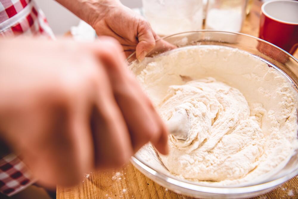 Чем можно смазать тесто. Что приготовить из сливок выпечка. Чем мешают тесто. Тесто мешала купить в Израиле.