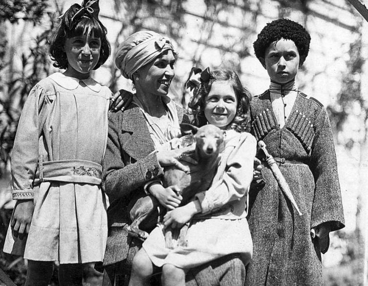 Баронесса Врангель с детьми в Турции