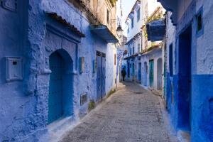 Зачем туристы едут в «Синий город» Марокко?