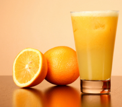 Свежевыжатые соки цитрусовых богаты витаминами С и Р, калием, фолиевой кислотой.