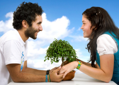 Психолог Харальд Вернек советует супругам не терять друг друга из виду даже в обычные дни и устанавливать четкие сроки для «работы по гармонизации отношений»