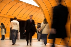 Сосредоточьтесь на какой-нибудь позитивной детали – например, поющей на дереве птичке или чьей-то красивой шляпке.