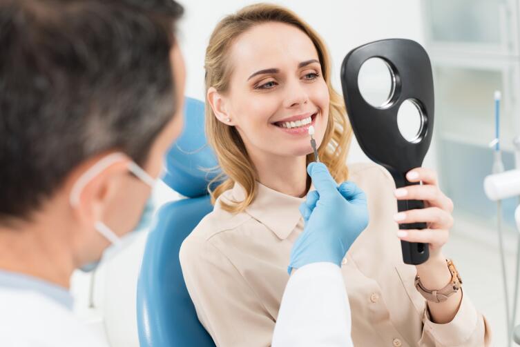 Как происходит установка зубных имплантатов и кому она необходима?