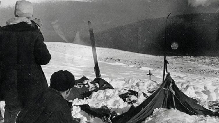 Палатка группы Дятлова, частично раскопанная от снега